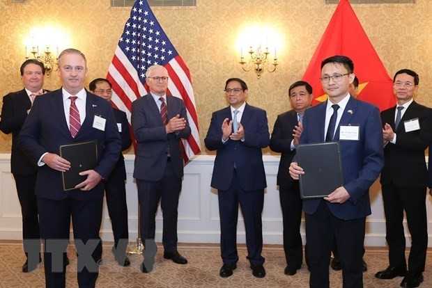 Vietnamese Prime Minister Pham Minh Chinh (C, 2nd row) witnesses a ceremony for exchanging signed cooperation agreements between the Vietnamese side and a U.S. firm. Vietnamese Prime Minister Pham Minh Chinh (C, 2nd row) witnesses a ceremony for exchanging signed cooperation agreements between the Vietnamese side and a U.S. firm.