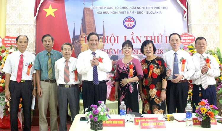 Ban Chấp hành Hội hữu nghị Việt Nam - Séc - Slovakia tỉnh nhiệm kỳ 2023 - 2028 ra mắt đại hội (Ảnh: Báo Phú Thọ) Ban Chấp hành Hội hữu nghị Việt Nam - Séc - Slovakia tỉnh nhiệm kỳ 2023 - 2028 ra mắt đại hội (Ảnh: Báo Phú Thọ)