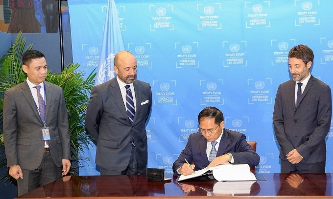 Minister of Foreign Affairs Bui Thanh Son signs the High Sea Treaty, a United Nations agreement on the conservation and sustainable use of marine biological diversity of areas beyond national jurisdiction. Photo by Thu Hong Minister of Foreign Affairs Bui Thanh Son signs the High Sea Treaty, a United Nations agreement on the conservation and sustainable use of marine biological diversity of areas beyond national jurisdiction. Photo by Thu Hong