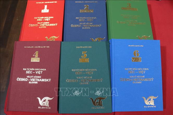 Kỷ niệm 10 năm ra mắt tập đầu tiên bộ Đại từ điển giáo khoa Séc - Việt Chú thích ảnh