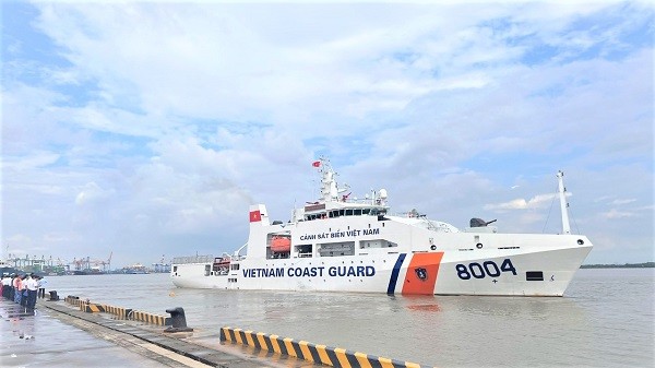 Tàu CSB 8004 rời cảng, bắt đầu hải trình đến thành phố Kobe, Nhật Bản. (Ảnh: canhsatbien.vn) Tàu CSB 8004 rời cảng, bắt đầu hải trình đến thành phố Kobe, Nhật Bản. (Ảnh: canhsatbien.vn)