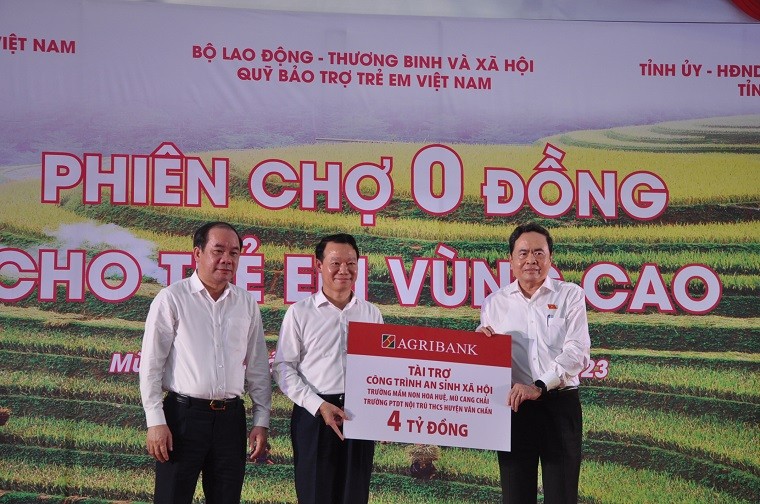 Phó Chủ tịch Thường trực Quốc hội trao biểu trưng 4 tỷ đồng hỗ trợ xây dựng nhà lớp học, cải tạo phòng nội trú cho học sinh huyện Mù Cang Chải và Văn Chấn