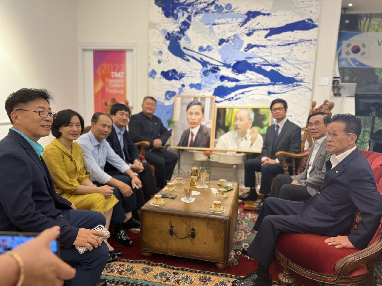 Representatives of the Friendship Association of the two countries next to two portraits of Uncle Ho hand-embroidered by an artisan in Busan (South Korea). Representatives of the Friendship Association of the two countries next to two portraits of Uncle Ho hand-embroidered by an artisan in Busan (South Korea).