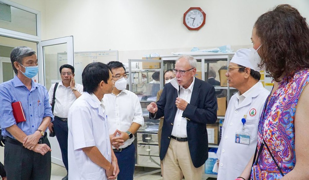 Prof. Dr. Christoph Josten (2nd from right) - Head of the delegation from Leipzig city, Federal Republic of Germany conducted a survey at Ca Mau Provincial General Hospital. (Source: Ca Mau Newspaper). Prof. Dr. Christoph Josten (2nd from right) - Head of the delegation from Leipzig city, Federal Republic of Germany conducted a survey at Ca Mau Provincial General Hospital. (Source: Ca Mau Newspaper).