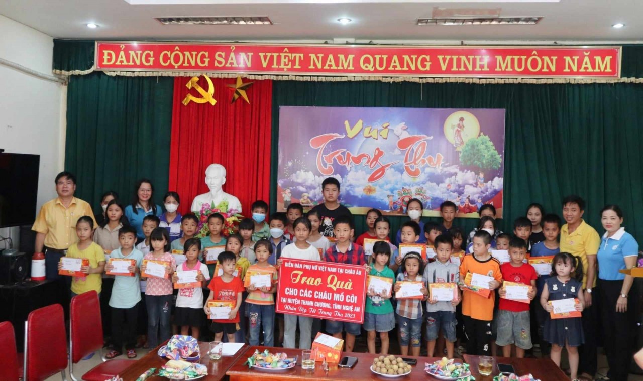Diễn đàn Phụ nữ Việt Nam tại Châu Âu trao quà cho trẻ mồ côi nhân dịp Tết Trung Thu 2023 Diễn đàn Phụ nữ Việt Nam tại Châu Âu trao quà cho trẻ mồ côi nhân dịp Tết Trung Thu 2023