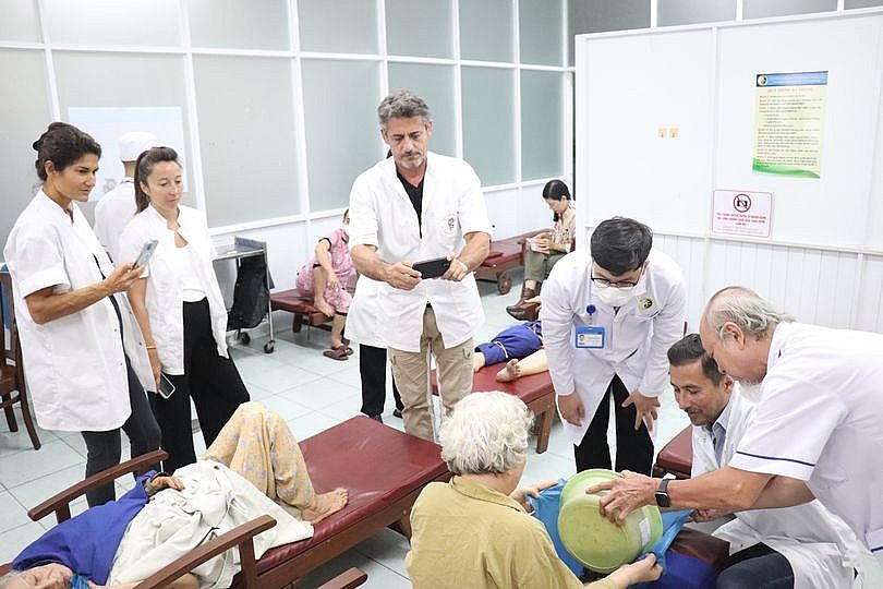 Ho Chi Minh City Hospital Opens Traditional Medicine Class for Foreigners Ho Chi Minh City Hospital Opens Traditional Medicine Class for Foreigners