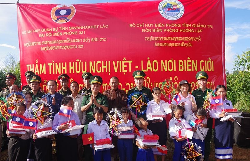 Trao hơn 1000 suất quà trung thu cho thiếu niên nhi đồng khu vực biên giới Việt – Lào
