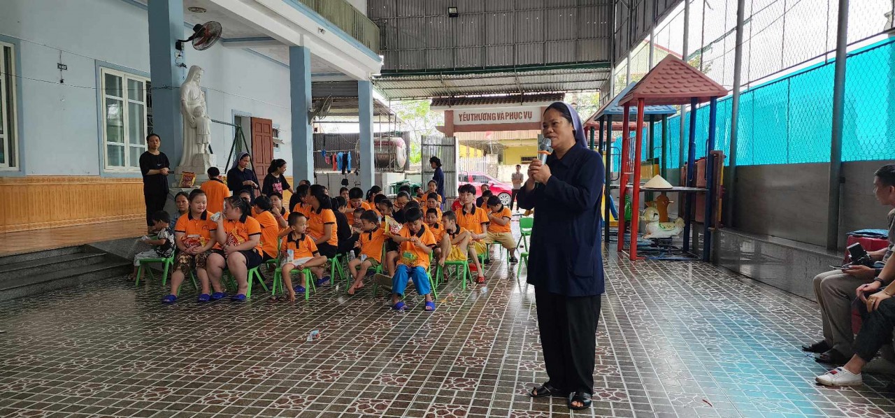 Tặng quà cho trẻ em mồ côi, khuyết tật và vùng khó khăn ở Nghệ An Tặng quà cho trẻ em mồ côi, khuyết tật và vùng khó khăn ở Nghệ An