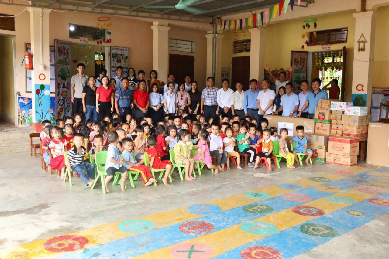 Tặng quà cho trẻ em mồ côi, khuyết tật và vùng khó khăn ở Nghệ An Tặng quà cho trẻ em mồ côi, khuyết tật và vùng khó khăn ở Nghệ An