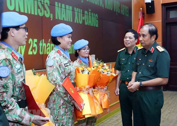 Trao quyết định của Chủ tịch nước cho các sĩ quan đi thực hiện nhiệm vụ tại Liên hợp quốc Trao quyết định của Chủ tịch nước cho các sĩ quan đi thực hiện nhiệm vụ tại Liên hợp quốc
