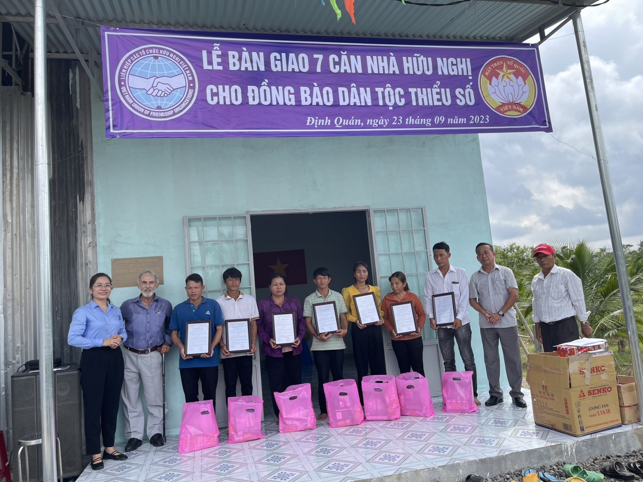 LEDD bàn giao 7 căn nhà hữu nghị cho đồng bào dân tộc có hoàn cảnh khó khăn tại Đồng Nai LEDD bàn giao 7 căn nhà hữu nghị cho đồng bào dân tộc có hoàn cảnh khó khăn tại Đồng Nai