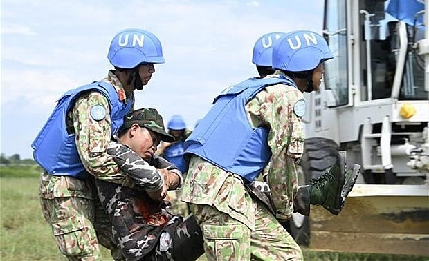 A first aid drill for engineer forces injured while clearing bombs, mines and explosive materials. (Photo: VNA) A first aid drill for engineer forces injured while clearing bombs, mines and explosive materials. (Photo: VNA)