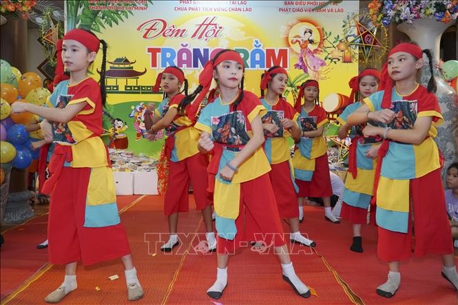 Trung Thu ấm áp cho các em thiếu nhi Việt Nam tại Lào Trung Thu ấm áp cho các em thiếu nhi Việt Nam tại Lào