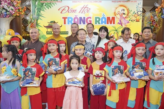 Trung Thu ấm áp cho các em thiếu nhi Việt Nam tại Lào Trung Thu ấm áp cho các em thiếu nhi Việt Nam tại Lào