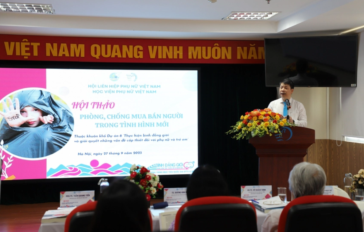 PGS.TS Trần Quang Tiến, Giám đốc Học viện Phụ nữ Việt Nam, phát biểu dề dẫn hội thảo PGS.TS Trần Quang Tiến, Giám đốc Học viện Phụ nữ Việt Nam, phát biểu dề dẫn hội thảo