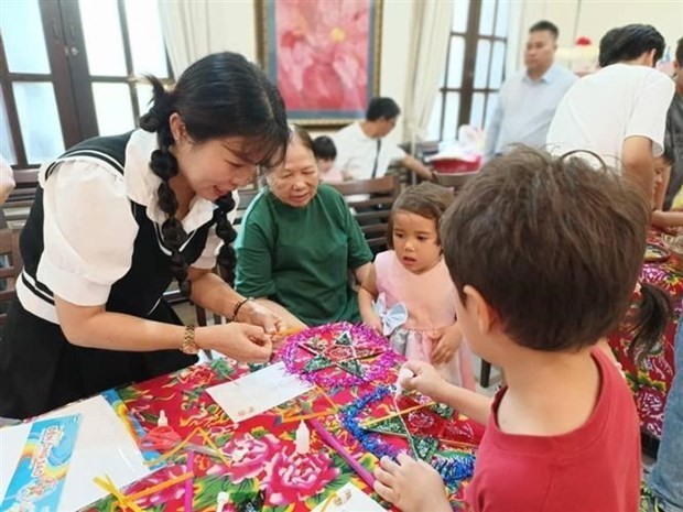 Mid-Autumn Festival Held for Vietnamese Children in Singapore Mid-Autumn Festival Held for Vietnamese Children in Singapore
