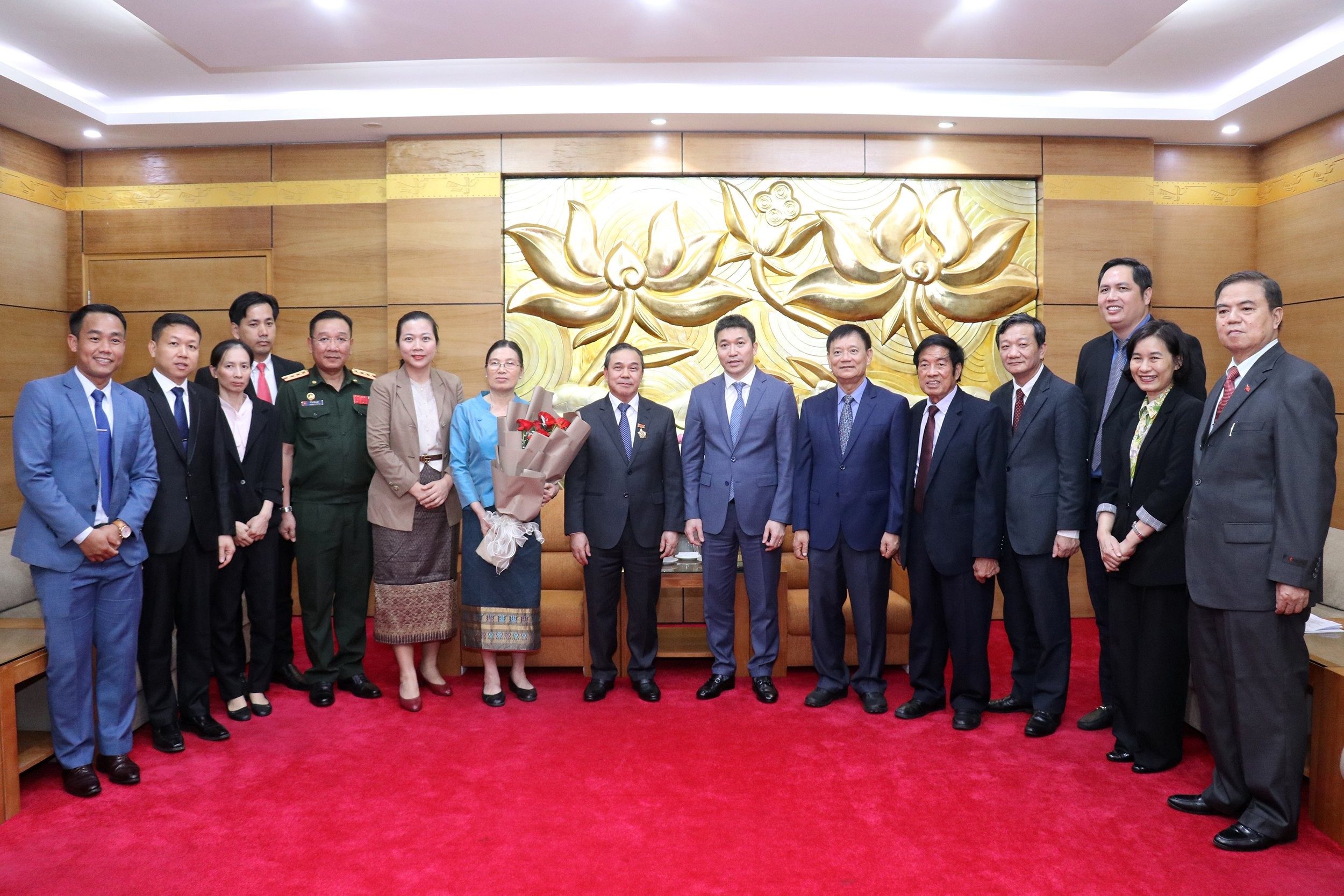 Chủ tịch VUFO Phan Anh Sơn, Đại sứ Sengphet Houngboungnuang vì những nỗ lực vun đắp tình hữu nghị đặc biệt Việt Nam - Lào chụp ảnh lưu niệm cùng lãnh đạo Hội hữu nghị Việt Nam - Lào và cán bộ, nhân viên Đại sứ quán Lào tại Việt Nam. (Ảnh: Thu Hà) Chủ tịch VUFO Phan Anh Sơn, Đại sứ Sengphet Houngboungnuang vì những nỗ lực vun đắp tình hữu nghị đặc biệt Việt Nam - Lào chụp ảnh lưu niệm cùng lãnh đạo Hội hữu nghị Việt Nam - Lào và cán bộ, nhân viên Đại sứ quán Lào tại Việt Nam. (Ảnh: Thu Hà)