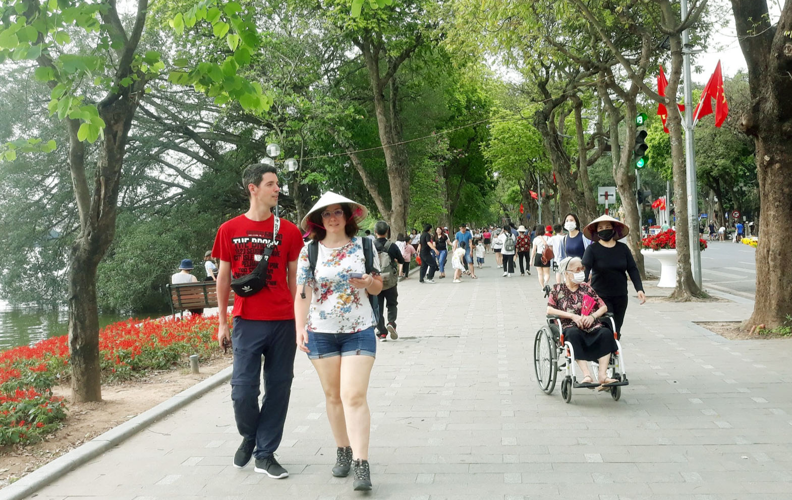 Kh&amp;aacute;ch du lịch quốc tế tại kh&amp;ocirc;ng gian đi bộ hồ Ho&amp;agrave;n Kiếm. Ảnh: Ho&amp;agrave;i Nam