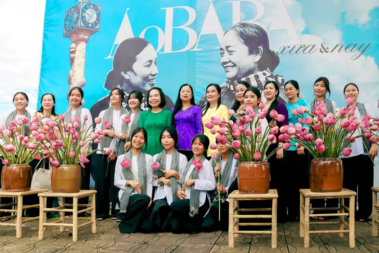 Hậu Giang: Giới thiệu hơn 100 bức tranh về áo bà ba từ truyền thống đến hiện đại Hậu Giang: Giới thiệu hơn 100 bức tranh về áo bà ba từ truyền thống đến hiện đại