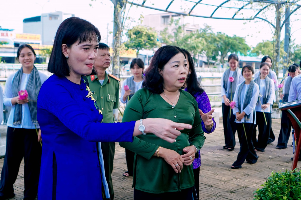 Hậu Giang: Giới thiệu hơn 100 bức tranh về áo bà ba từ truyền thống đến hiện đại Hậu Giang: Giới thiệu hơn 100 bức tranh về áo bà ba từ truyền thống đến hiện đại
