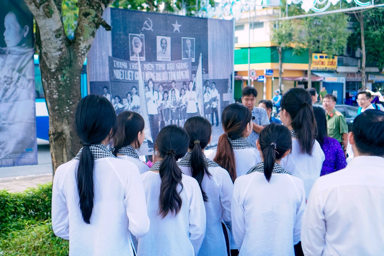 Hậu Giang: Giới thiệu hơn 100 bức tranh về áo bà ba từ truyền thống đến hiện đại Hậu Giang: Giới thiệu hơn 100 bức tranh về áo bà ba từ truyền thống đến hiện đại