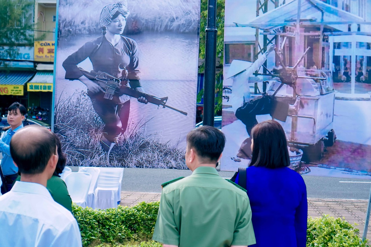 Hậu Giang: Giới thiệu hơn 100 bức tranh về áo bà ba từ truyền thống đến hiện đại Hậu Giang: Giới thiệu hơn 100 bức tranh về áo bà ba từ truyền thống đến hiện đại