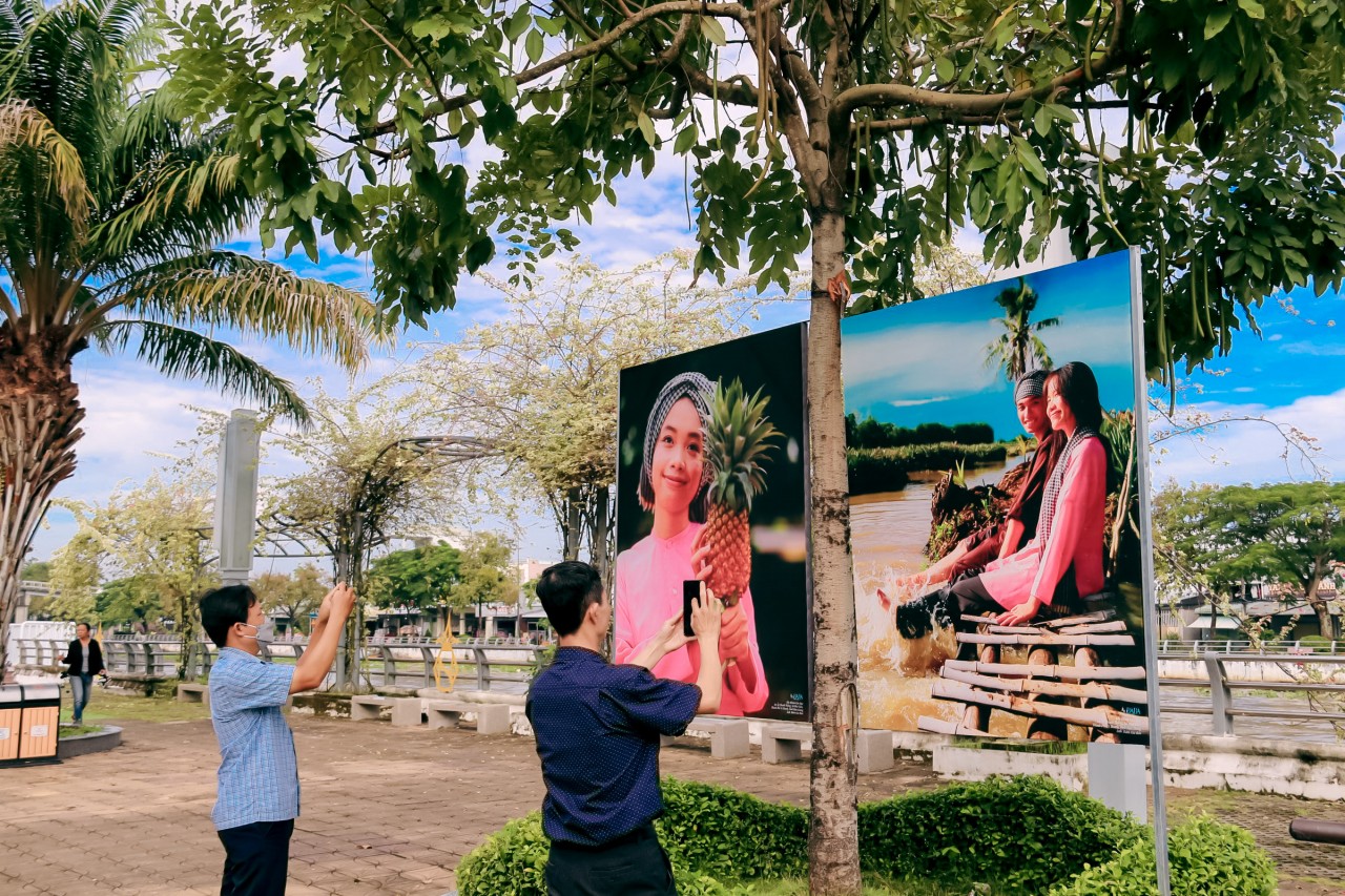 Hậu Giang: Giới thiệu hơn 100 bức tranh về áo bà ba từ truyền thống đến hiện đại Hậu Giang: Giới thiệu hơn 100 bức tranh về áo bà ba từ truyền thống đến hiện đại