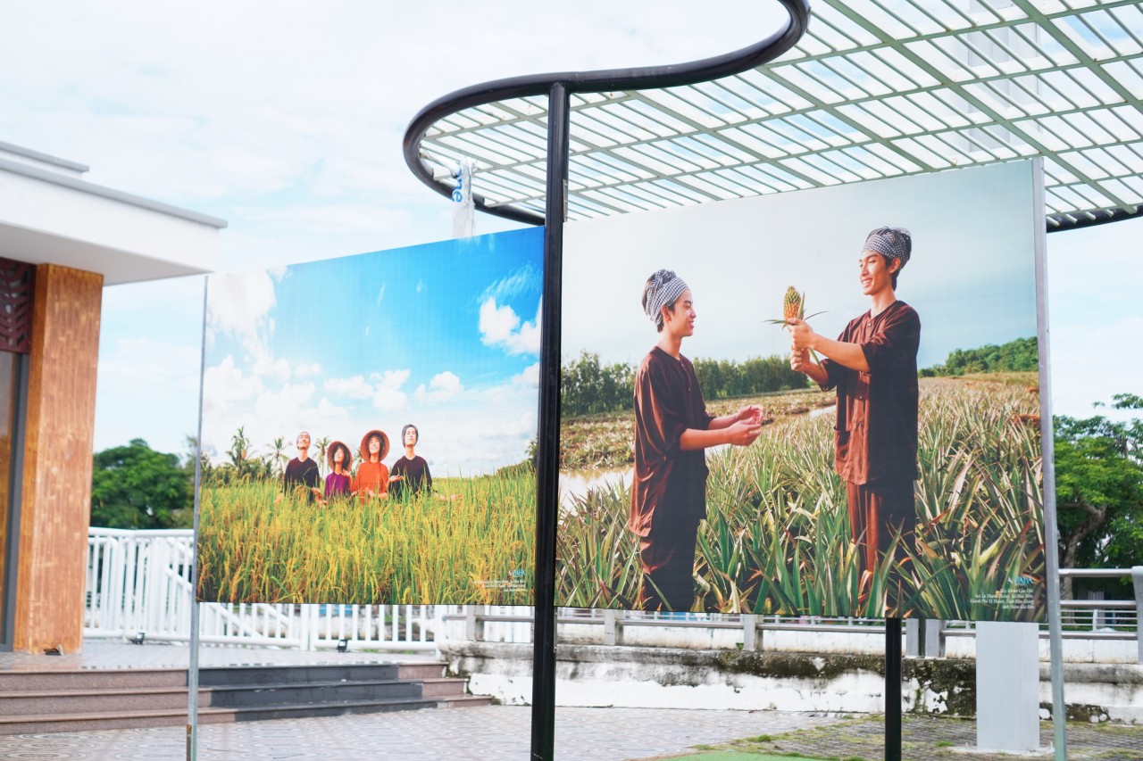 Hậu Giang: Giới thiệu hơn 100 bức tranh về áo bà ba từ truyền thống đến hiện đại Hậu Giang: Giới thiệu hơn 100 bức tranh về áo bà ba từ truyền thống đến hiện đại