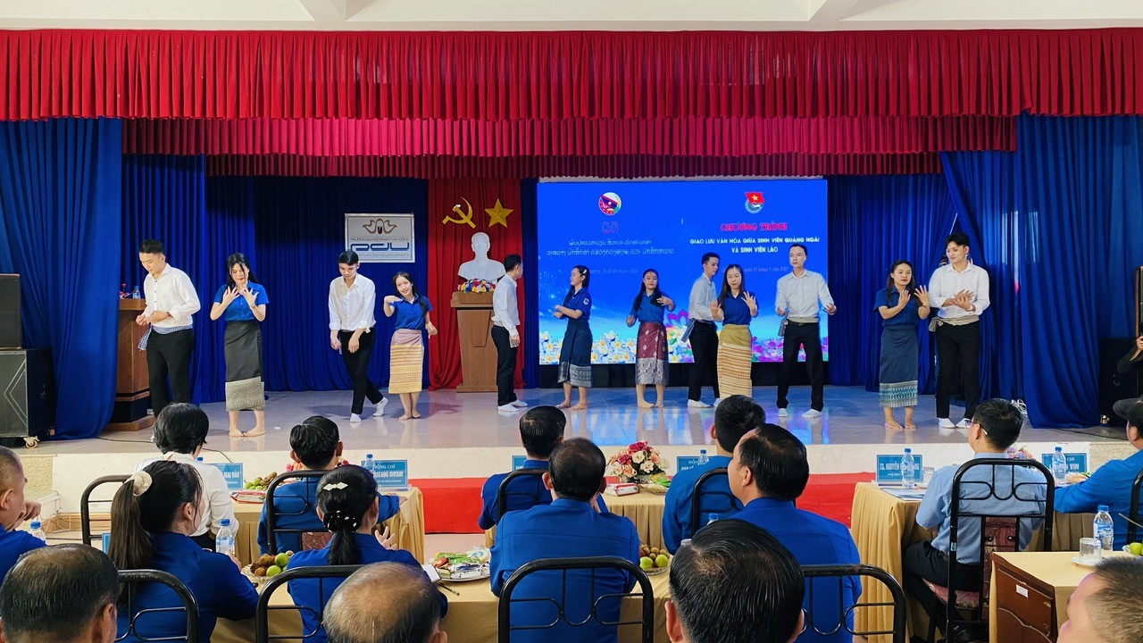 Thanh niên ba tỉnh Chăm Pa Sắc, Khăm Muộn và Quảng Ngãi chia sẻ kinh nghiệm công tác Đoàn Thanh niên ba tỉnh Chăm Pa Sắc, Khăm Muộn và Quảng Ngãi chia sẻ kinh nghiệm công tác Đoàn