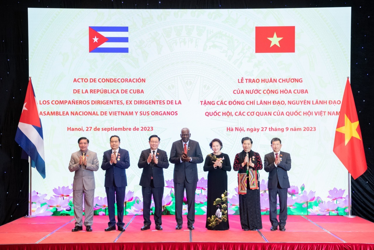Cuba Gives Noble Awards to Leaders of the Vietnamese National Assembly Cuba Gives Noble Awards to Leaders of the Vietnamese National Assembly