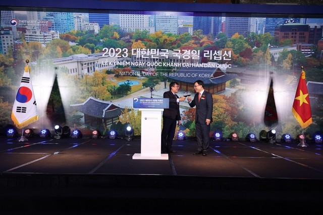 Ambassador Choi Youngsam and Standing Deputy Minister of Foreign Affairs Nguyen Minh Vu make a toast at the event. Source: toquoc.vn Ambassador Choi Youngsam and Standing Deputy Minister of Foreign Affairs Nguyen Minh Vu make a toast at the event. Source: toquoc.vn
