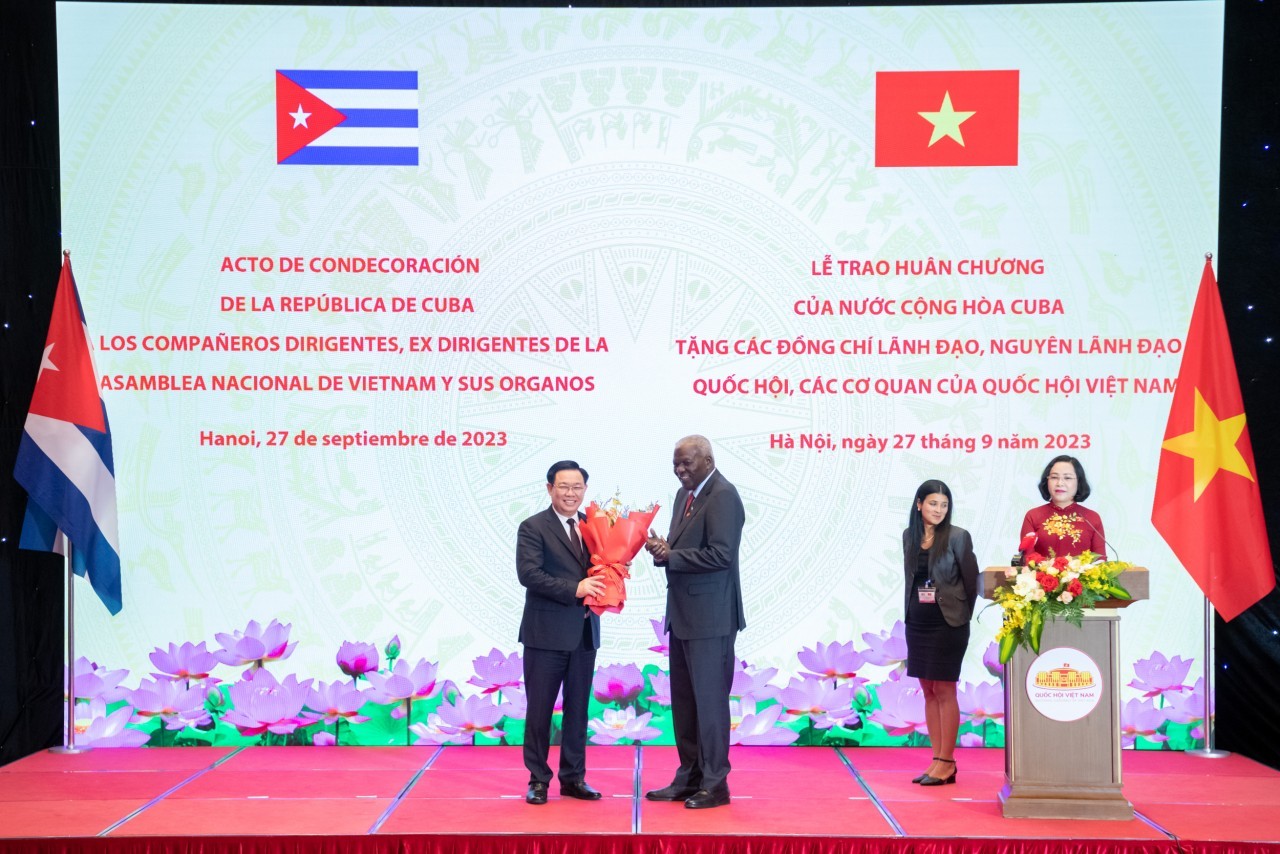 Cuba Gives Noble Awards to Leaders of the Vietnamese National Assembly Cuba Gives Noble Awards to Leaders of the Vietnamese National Assembly