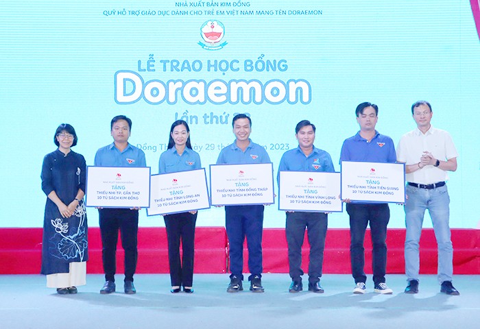Học sinh nghèo, hiếu học của 20 tỉnh, thành được nhận học bổng từ Quỹ Doraemon Học sinh nghèo, hiếu học của 20 tỉnh, thành được nhận học bổng từ Quỹ Doraemon