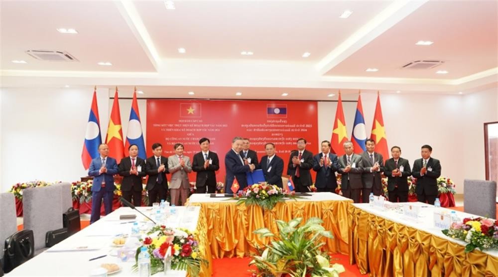 Bộ trưởng Tô Lâm và Phó Thủ tướng, Bộ trưởng Bộ Công an Lào Vilay Lakhamphon ký Kế hoạch hợp tác năm 2024. (Ảnh: Bộ Công an) Bộ trưởng Tô Lâm và Phó Thủ tướng, Bộ trưởng Bộ Công an Lào Vilay Lakhamphon ký Kế hoạch hợp tác năm 2024. (Ảnh: Bộ Công an)