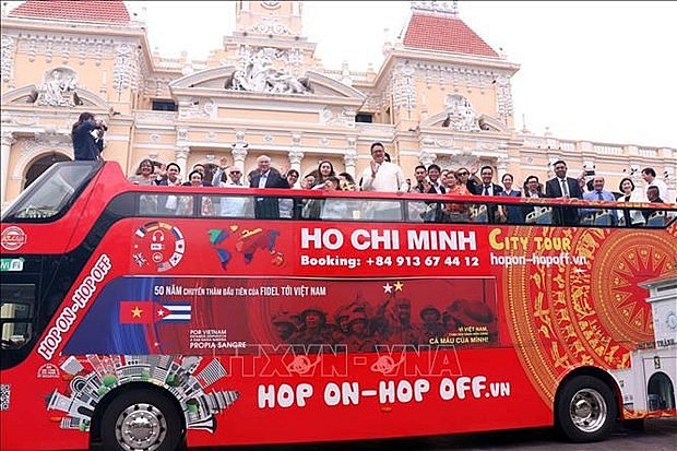 The bus is decorated with pictures of Fidel Castro waving the flag of the National Liberation Front of South Vietnam on Hill 41 in Quang Tri in September 1973. (Photo: VNA) The bus is decorated with pictures of Fidel Castro waving the flag of the National Liberation Front of South Vietnam on Hill 41 in Quang Tri in September 1973. (Photo: VNA)