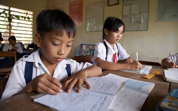 Trẻ em 8 tuổi ở Việt Nam học được nhiều hơn ở trường so với các bạn cùng lứa ở Peru, Ấn Độ và Ê-ti-ô-pi-a. (Nguồn: Tony Wood/Ảnh Alamy Stock) ảnh 1 Trẻ em 8 tuổi ở Việt Nam học được nhiều hơn ở trường so với các bạn cùng lứa ở Peru, Ấn Độ và Ê-ti-ô-pi-a. (Nguồn: Tony Wood/Ảnh Alamy Stock) ảnh 1