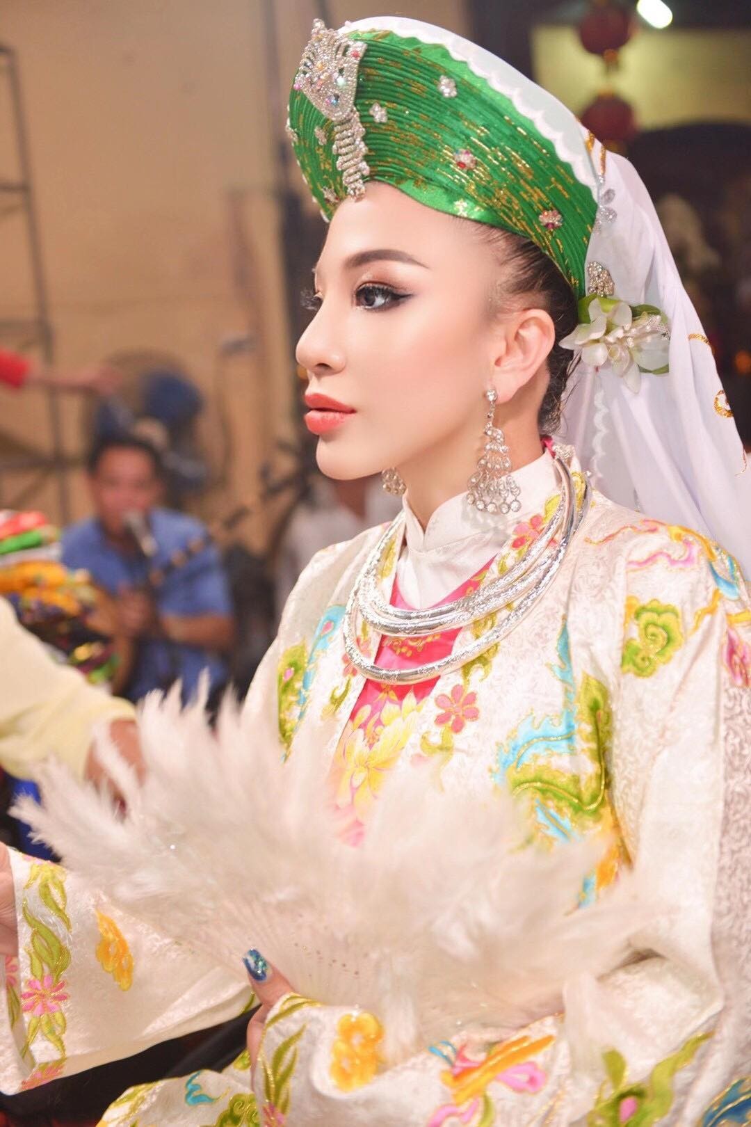 Việt kiều Singapore mang tín ngưỡng thờ mẫu đến cuộc thi World Madam Global tại Mỹ Việt kiều Singapore mang tín ngưỡng thờ mẫu đến cuộc thi World Madam Global tại Mỹ