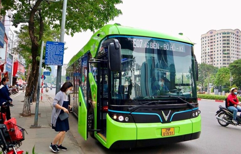 100 xe buýt sẽ được thay thế đầu tư sử dụng điện năng lượng xanh trong giao thông đô thị từ năm 2025. Ảnh: TTXVN 100 xe buýt sẽ được thay thế đầu tư sử dụng điện năng lượng xanh trong giao thông đô thị từ năm 2025. Ảnh: TTXVN