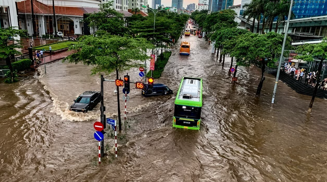 Hàng trăm đô thị tại Việt Nam phải đối mặt với tình trạng ngập lụt, xâm nhập mặn, triều cường… (Ảnh: Báo Tin tức) Hàng trăm đô thị tại Việt Nam phải đối mặt với tình trạng ngập lụt, xâm nhập mặn, triều cường… (Ảnh: Báo Tin tức)