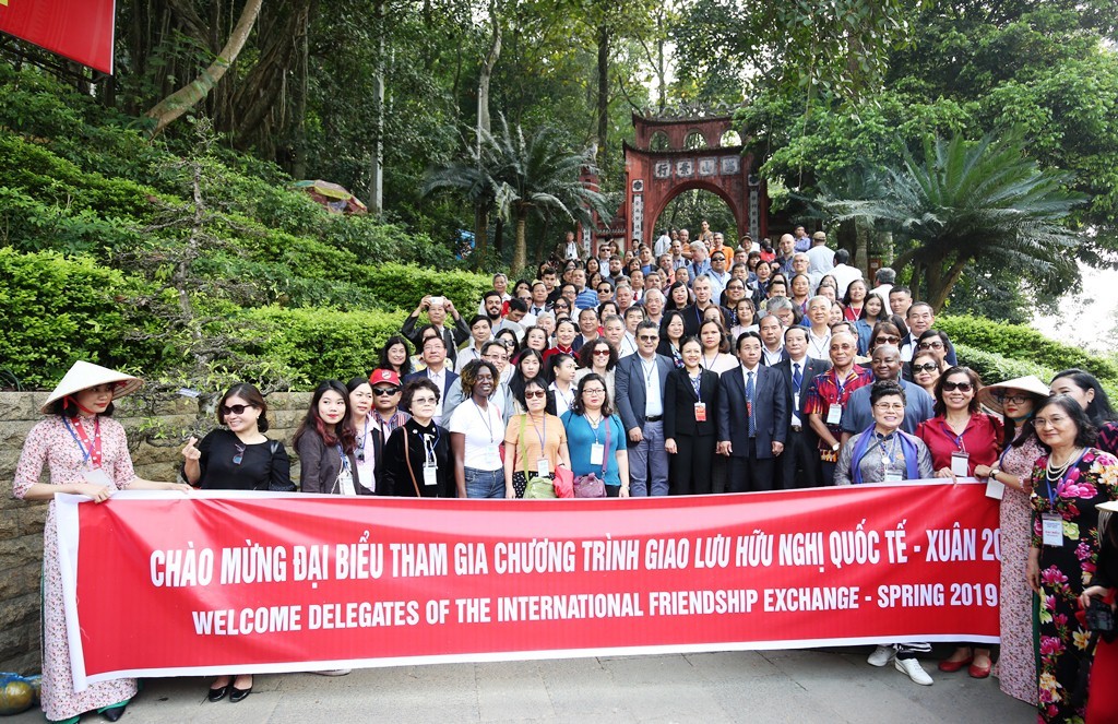 Gần 300 đại biểu là các đại sứ, đại diện các đại sứ quán, các tổ chức quốc tế, các tổ chức phi chính phủ nước ngoài tại Việt Nam... đã tham dự chương trình Du Xuân hữu nghị 2019 tại Phú Thọ. (Ảnh: dangcongsan.vn) Gần 300 đại biểu là các đại sứ, đại diện các đại sứ quán, các tổ chức quốc tế, các tổ chức phi chính phủ nước ngoài tại Việt Nam... đã tham dự chương trình Du Xuân hữu nghị 2019 tại Phú Thọ. (Ảnh: dangcongsan.vn)