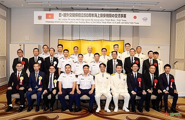 Representatives from Japanese agencies and the delegation from the Vietnam Coast Guard at the welcome ceremony for Ship CSB 8002. (Photo: qdnd.vn) Representatives from Japanese agencies and the delegation from the Vietnam Coast Guard at the welcome ceremony for Ship CSB 8002. (Photo: qdnd.vn)