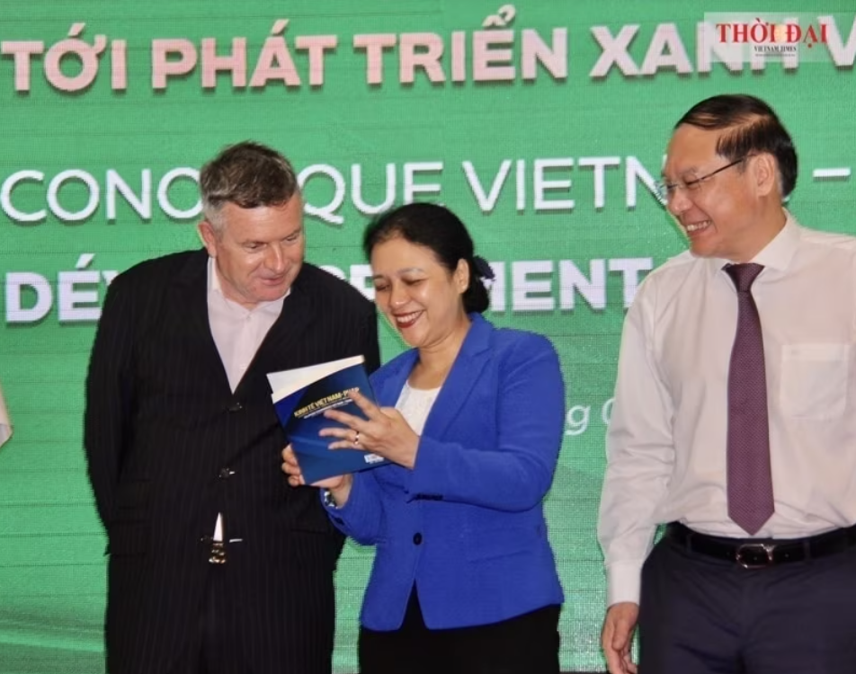 ễ ra mắt cuốn sách Kinh tế Việt Nam Pháp Hướng tới phát triển xanh bền vững Trong ảnh Đại sứ Nguyễn Phương Nga Chủ tịch Liên hiệp các tổ chức hữu nghị Việt Nam ở giữa cùng các đại biểu nhận sách do nhóm tác giả gửi tặng Ảnh Mai AnhThời Đại ễ ra mắt cuốn sách Kinh tế Việt Nam Pháp Hướng tới phát triển xanh bền vững Trong ảnh Đại sứ Nguyễn Phương Nga Chủ tịch Liên hiệp các tổ chức hữu nghị Việt Nam ở giữa cùng các đại biểu nhận sách do nhóm tác giả gửi tặng Ảnh Mai AnhThời Đại