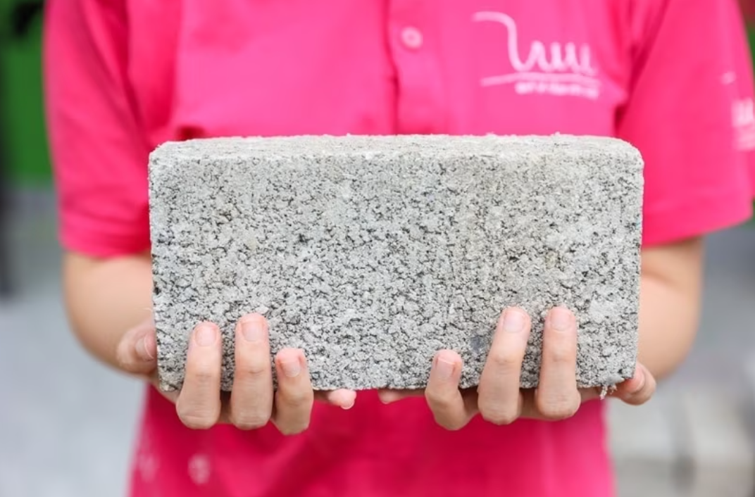 Gạch làm từ vật liệu tái chế một trong các vật liệu xây dựng được xử lý bằng công nghệ biến tính và được kiểm định an toàn không gây hại cho môi trường cũng như sức khỏe con người ẢnhBaoxaydungvn Gạch làm từ vật liệu tái chế một trong các vật liệu xây dựng được xử lý bằng công nghệ biến tính và được kiểm định an toàn không gây hại cho môi trường cũng như sức khỏe con người ẢnhBaoxaydungvn