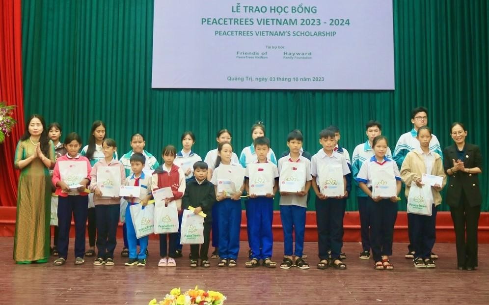 Trao học bổng PeaceTrees VietNam cho 125 học sinh nghèo trên địa bàn tỉnh Quảng Trị Trao học bổng PeaceTrees VietNam cho 125 học sinh nghèo trên địa bàn tỉnh Quảng Trị