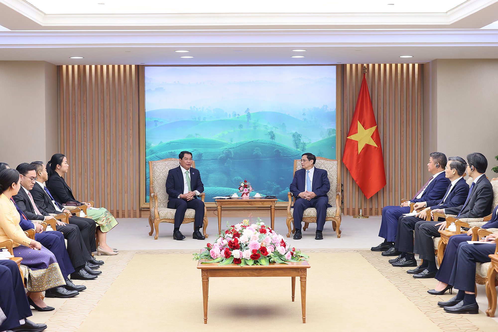 Thủ tướng: Tập trung thúc đẩy tuyến đường bộ cao tốc Hà Nội-Vientiane (Lào) - Ảnh 3. Thủ tướng: Tập trung thúc đẩy tuyến đường bộ cao tốc Hà Nội-Vientiane (Lào) - Ảnh 3.