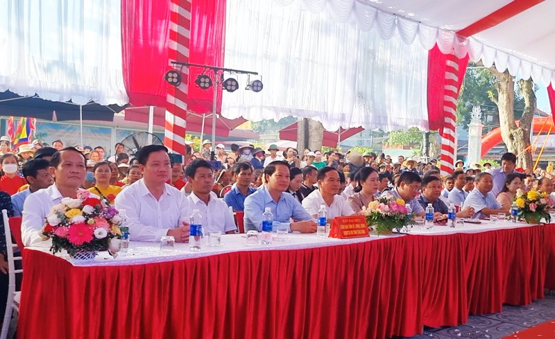 Các lãnh đạo tham dự lễ khai mạc.