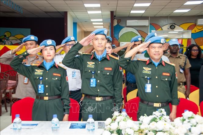 UNMISS trao Huy chương Gìn giữ Hòa bình LHQ cho 3 sĩ quan công an Việt Nam UNMISS trao Huy chương Gìn giữ Hòa bình LHQ cho 3 sĩ quan công an Việt Nam