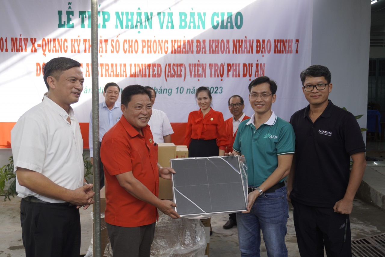 Hệ thống máy chụp X-quang kỹ thuật số thế hệ mới do Fujifilm (Nhật Bản) sản xuất trị giá 2 tỷ đồng, trong đó ASIF Foundation tài trợ 1.4 tỷ đồng, Phòng khám Đa khoa Nhân đạo Kinh 7 đối ứng 600 triệu đồng (Ảnh: Trung Tín) Hệ thống máy chụp X-quang kỹ thuật số thế hệ mới do Fujifilm (Nhật Bản) sản xuất trị giá 2 tỷ đồng, trong đó ASIF Foundation tài trợ 1.4 tỷ đồng, Phòng khám Đa khoa Nhân đạo Kinh 7 đối ứng 600 triệu đồng (Ảnh: Trung Tín)