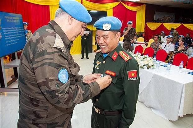 UN Police Chief of Staff for UNMISS Murat IsikUN Police Chief of Staff for UNMISS Murat Isik (L) presents the UN peacekeeping order to Colonel Le Quoc Huy (Photo: VNA) UN Police Chief of Staff for UNMISS Murat IsikUN Police Chief of Staff for UNMISS Murat Isik (L) presents the UN peacekeeping order to Colonel Le Quoc Huy (Photo: VNA)
