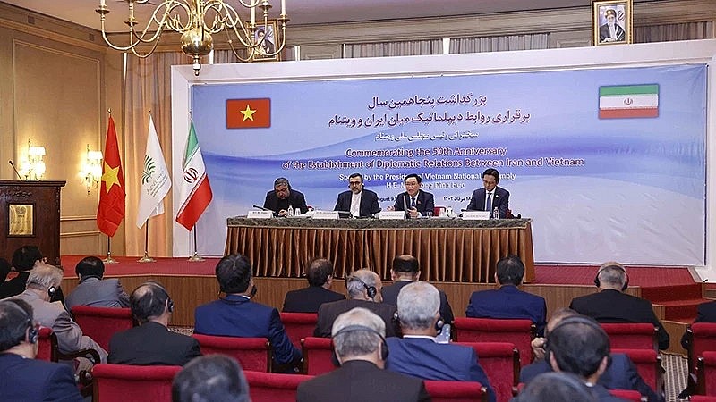 Chairman of National Assembly Vuong Dinh Hue delivers a speech highlighting the relations between the two countries at the Institute for Political and International Studies of the Ministry of Foreign Affairs of Iran. Chairman of National Assembly Vuong Dinh Hue delivers a speech highlighting the relations between the two countries at the Institute for Political and International Studies of the Ministry of Foreign Affairs of Iran.